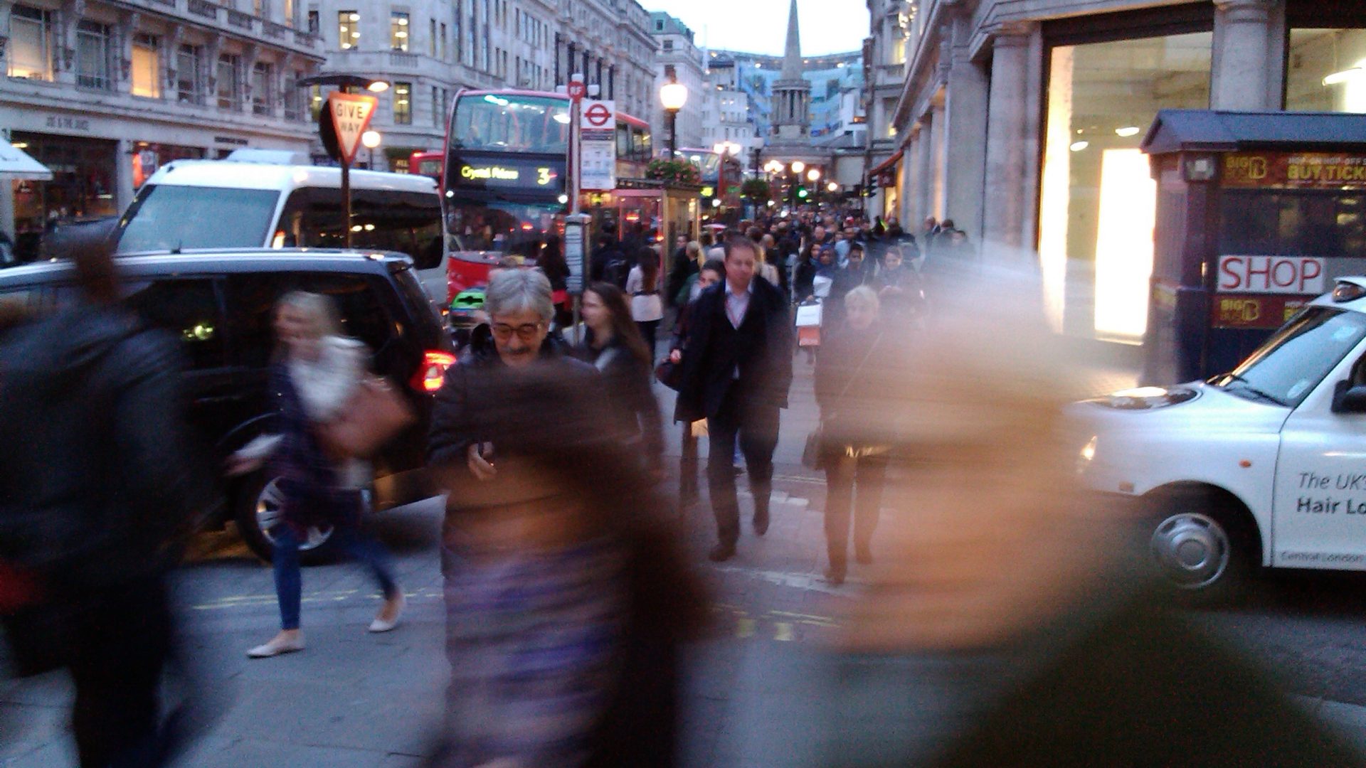 Strada affollata di Londra